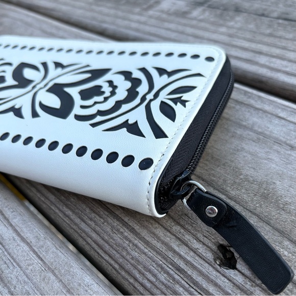 Vera Bradley Laser Cut Accordion Wallet - Picture 3 of 9